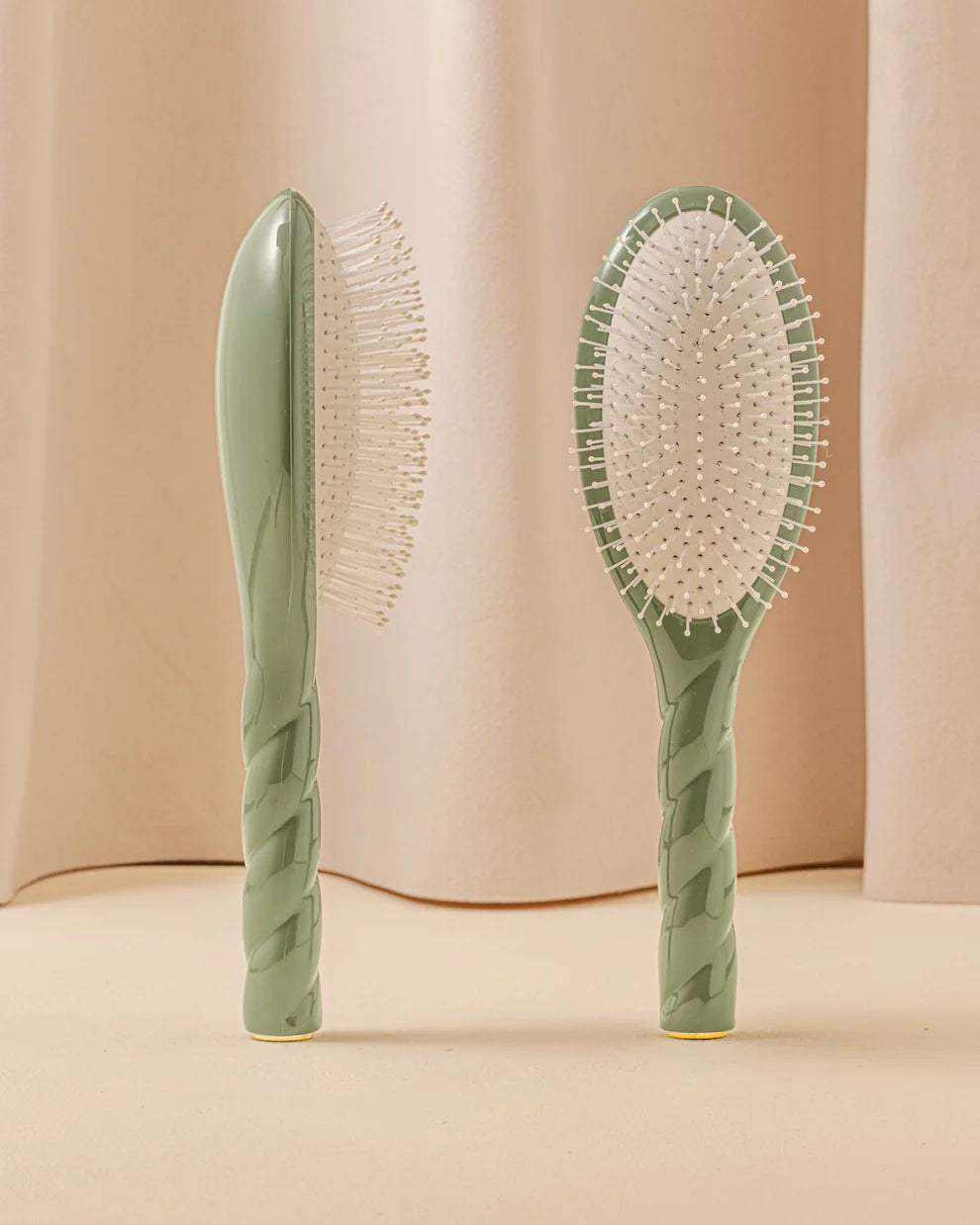N.04 The Massaging Detangling Hair Brush (Large)
